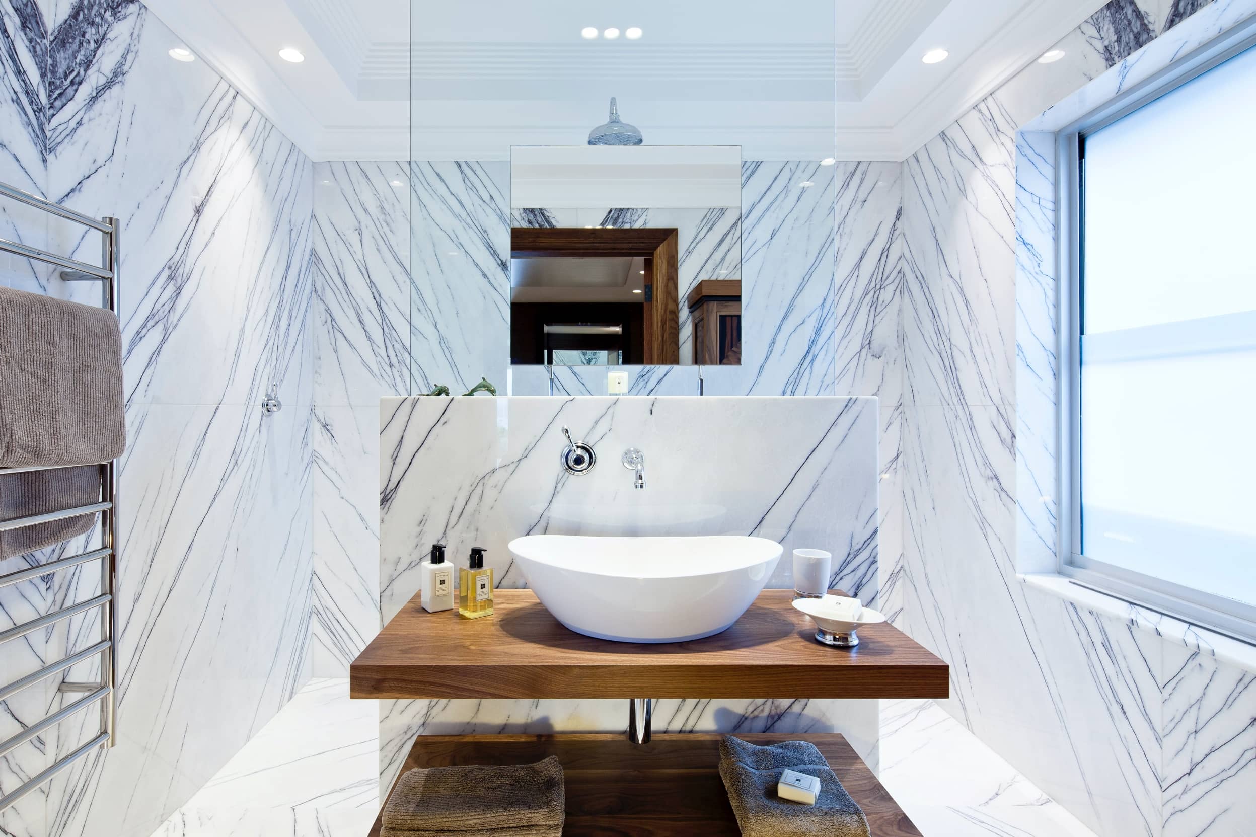 Cuarto de baño con azulejos de mármol, una de las tendencias actuales