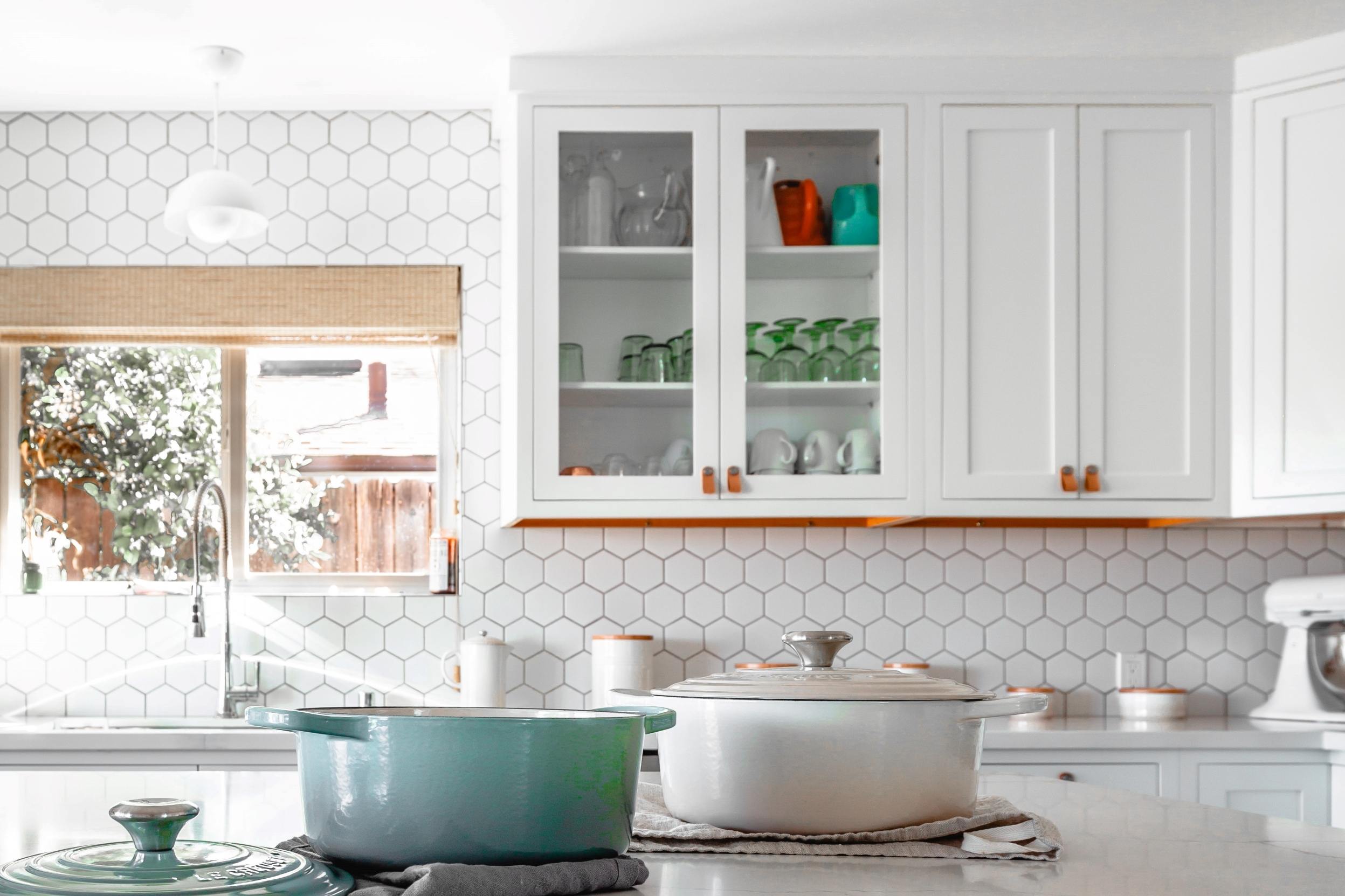 Cocina con azulejos hexagonales