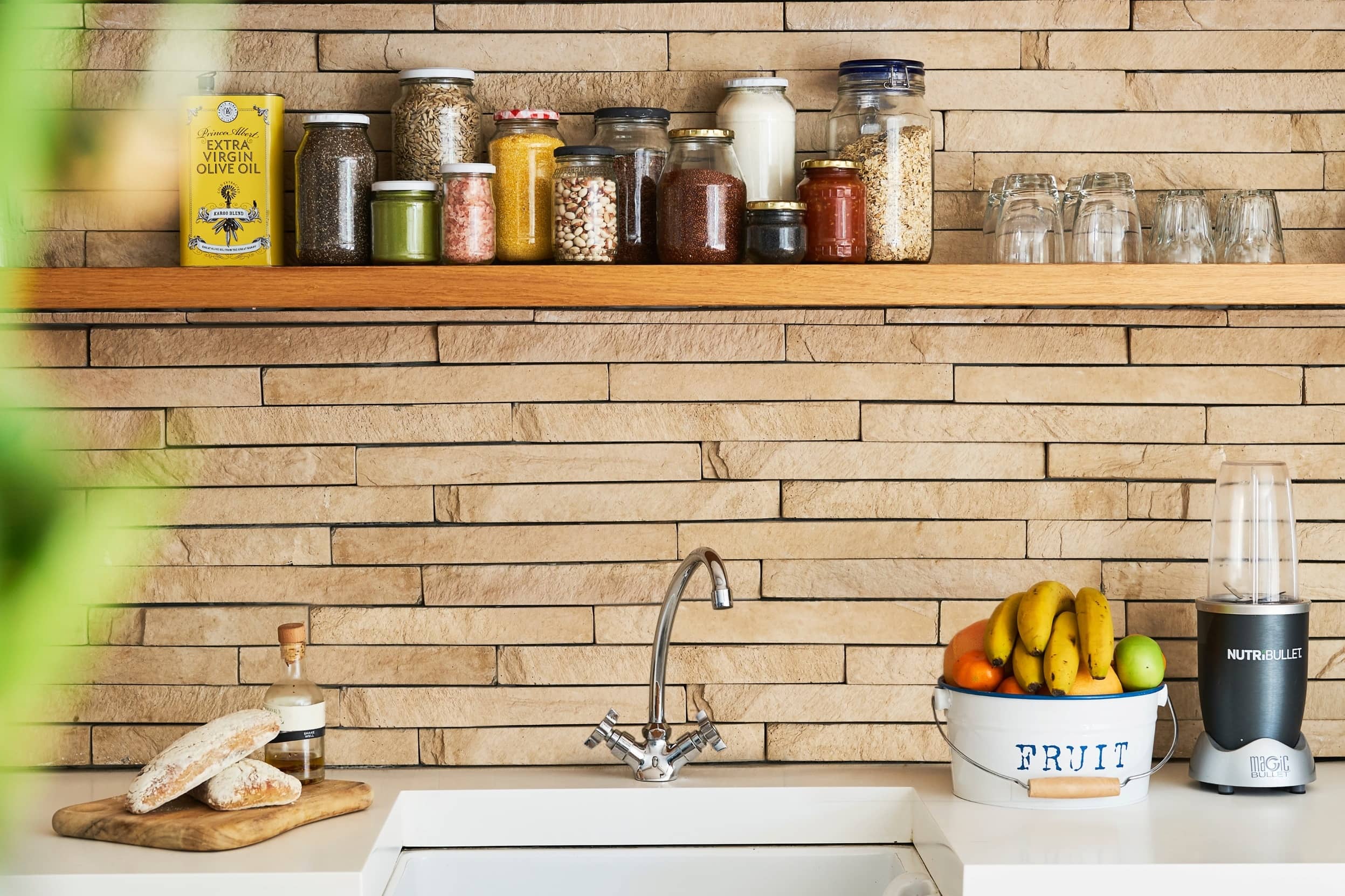 Frontal de cocina con azulejos de imitación madera