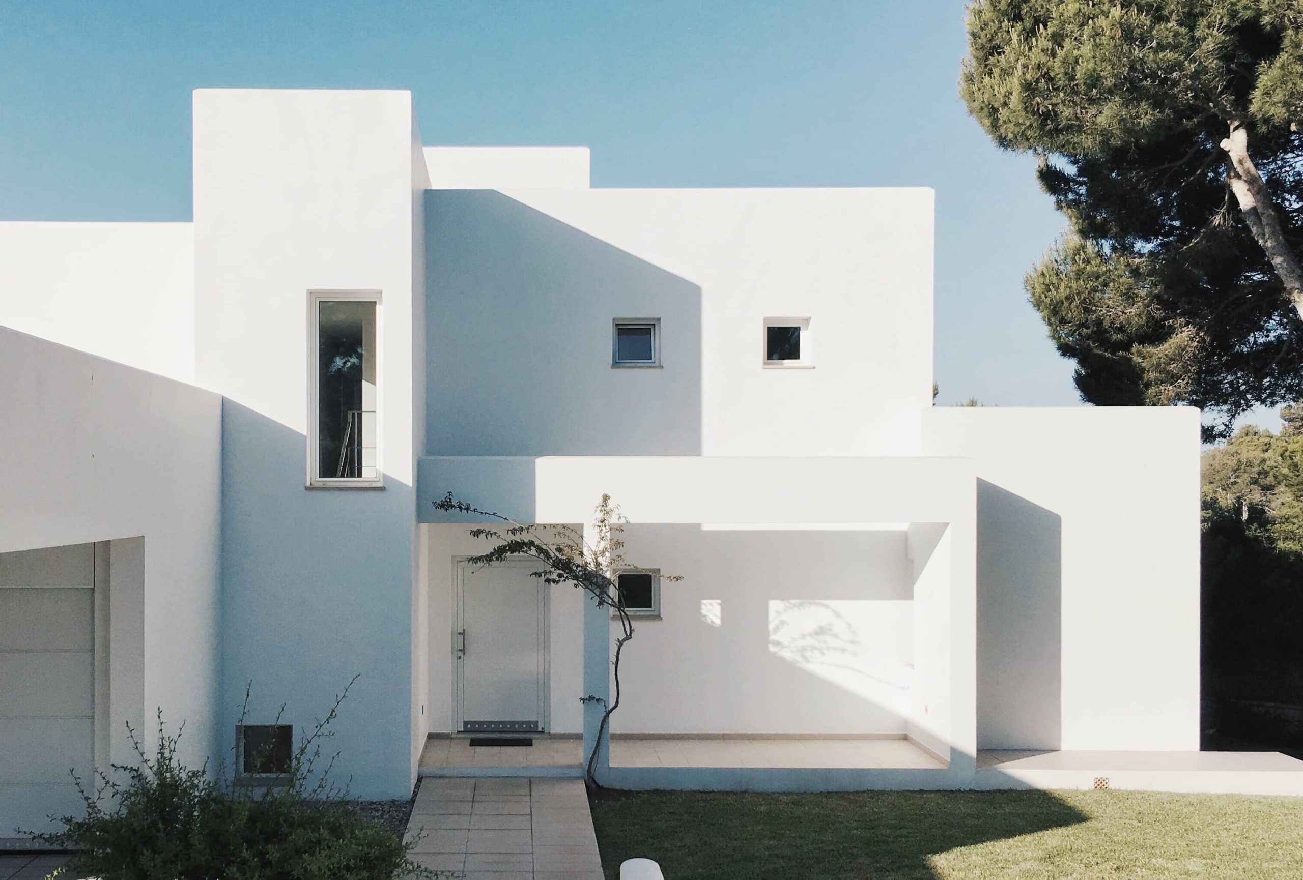 Casa con la fachada de color blanco