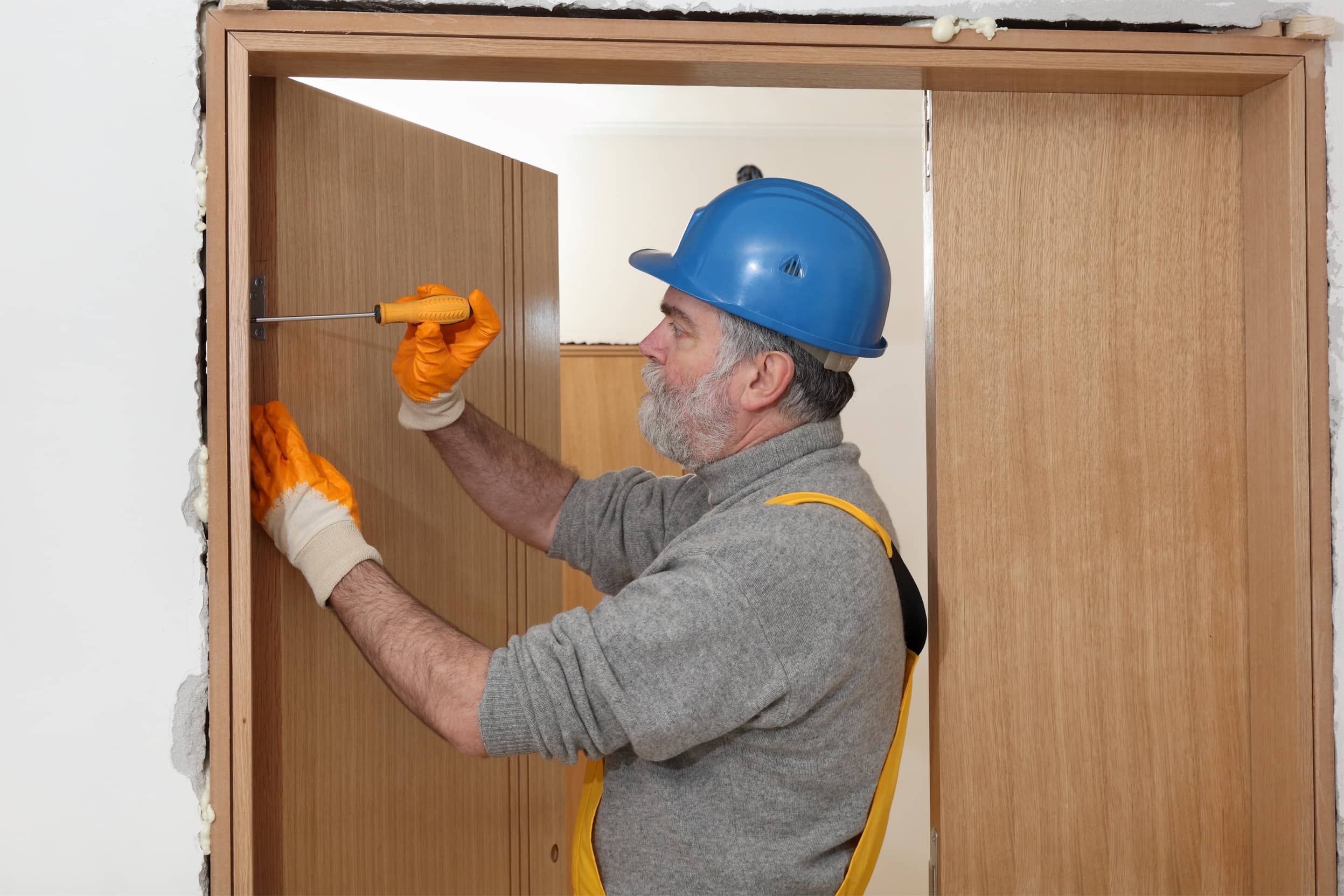 Carpintero repara puerta de madera