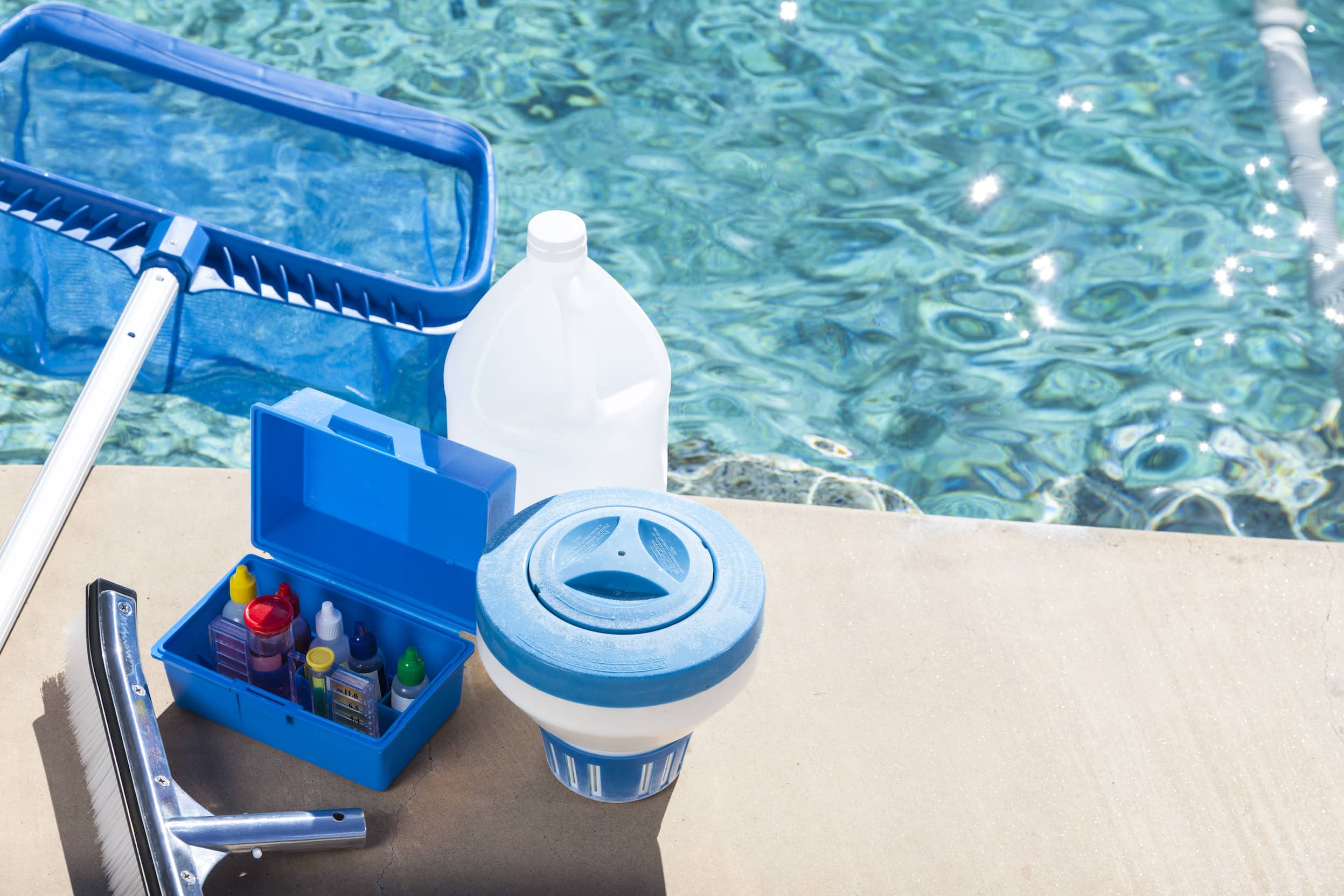 Implementos básicos para limpiar y mantener una piscina