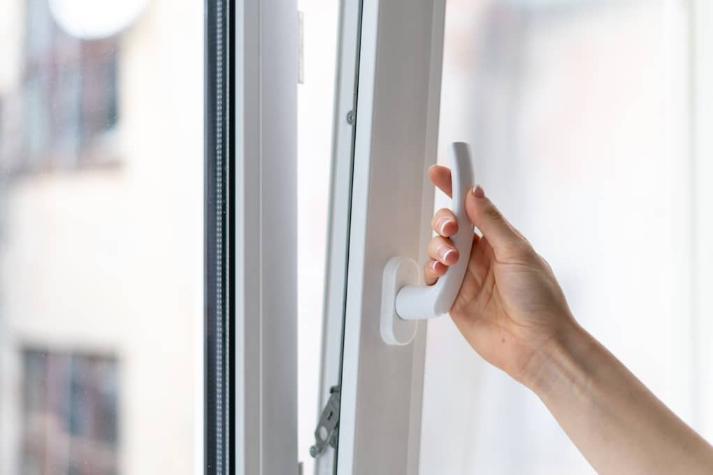 Las ventanas de doble acristalamiento están diseñadas con dos paneles de vidrio separados por un espacio de aire o gas inerte
