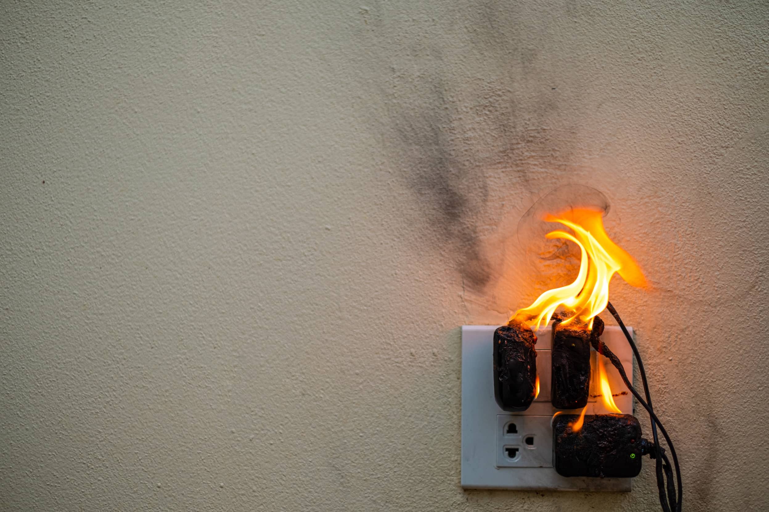 Desenchufa los aparatos electrónicos cuando no estén en uso.