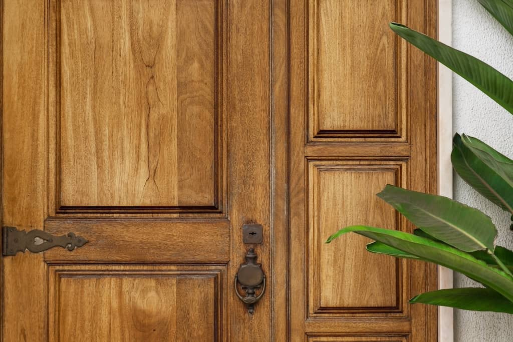 Puertas de madera bien cuidadas