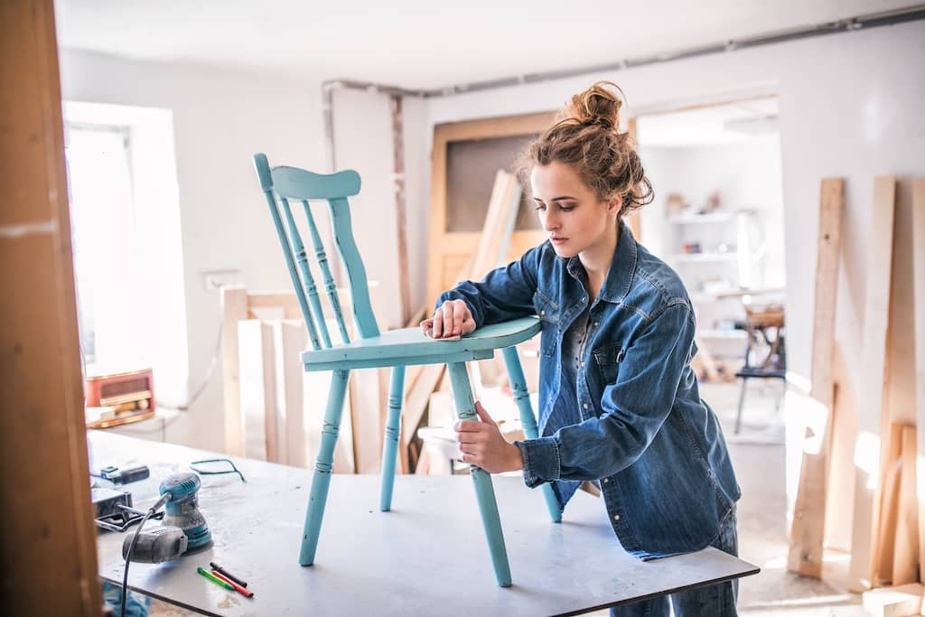 Mueble de madera antiguo siendo restaurado: un mueble de madera desgastado se somete a un proceso de lijado y restauración para devolverle su belleza original.