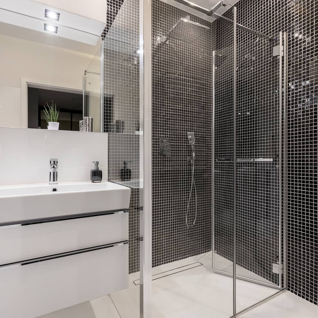 Mampara de baño de aluminio en perfecto estado.