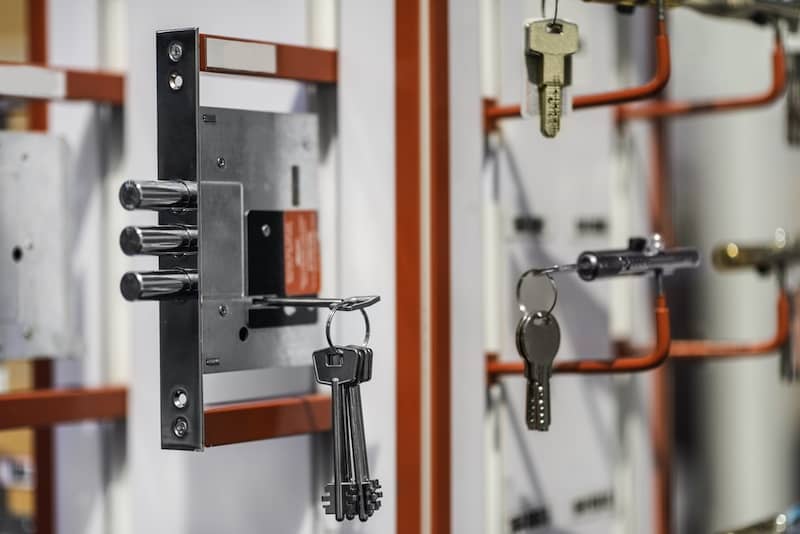 Cilindros de cerradura de baja calidad que representan riesgos de seguridad.