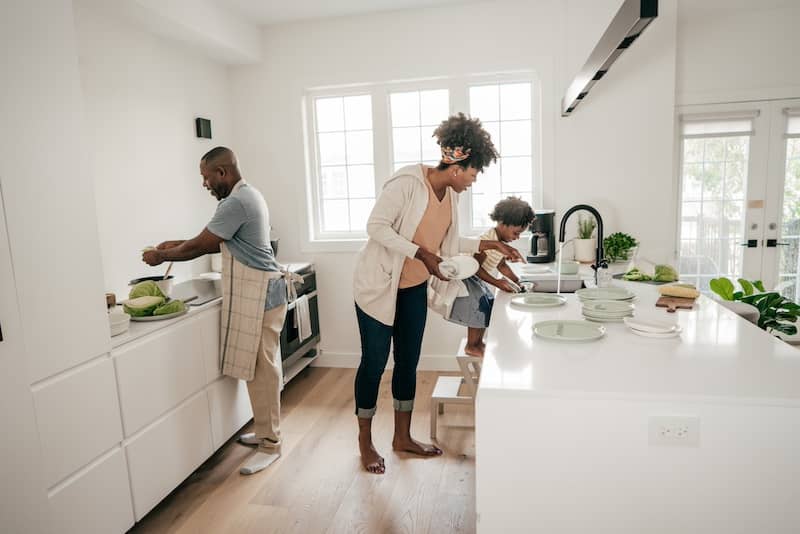 Familia disfrutando de una cocina moderna y funcional tras realizar reformas en su hogar.