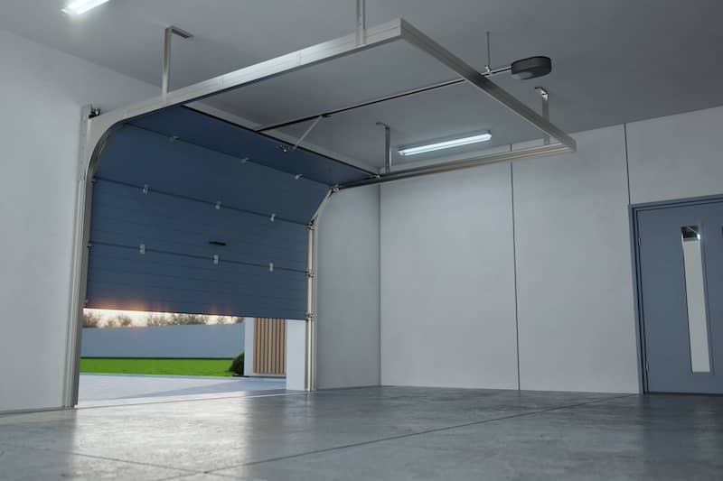 Puerta de garaje de aluminio moderna y estilizada en una casa residencial.