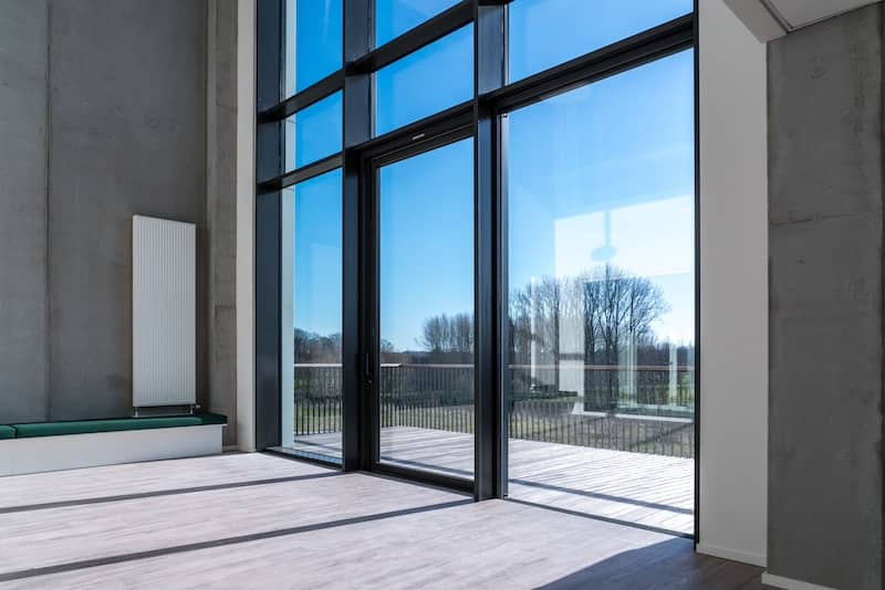 Ventanas y puertas de aluminio en una fachada moderna y elegante.