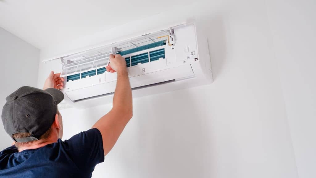 Un sistema de climatización moderno en un hogar, contribuyendo a un aire interior saludable.