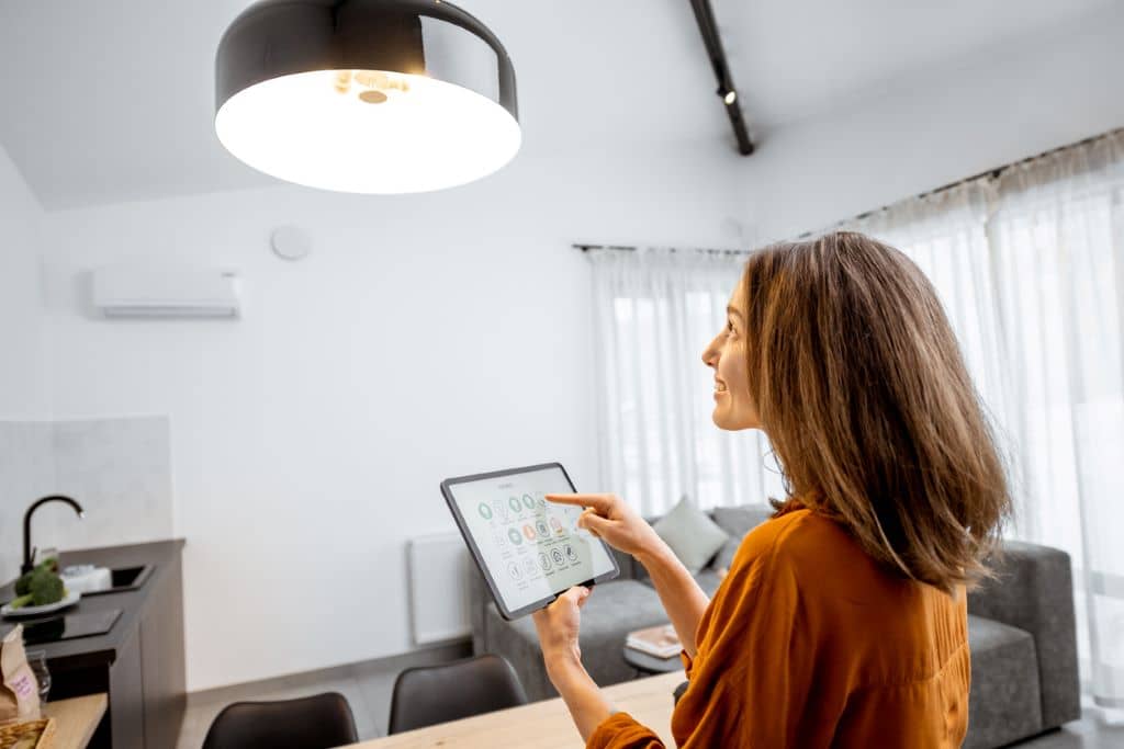 Cómo elegir la iluminación adecuada para cada espacio de tu hogar Interior de una casa moderna con una iluminación adecuada en cada habitación