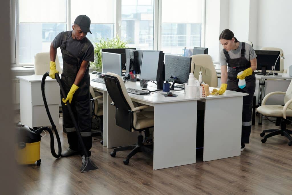Oficina limpia y ordenada gracias a servicios de limpieza profesional.