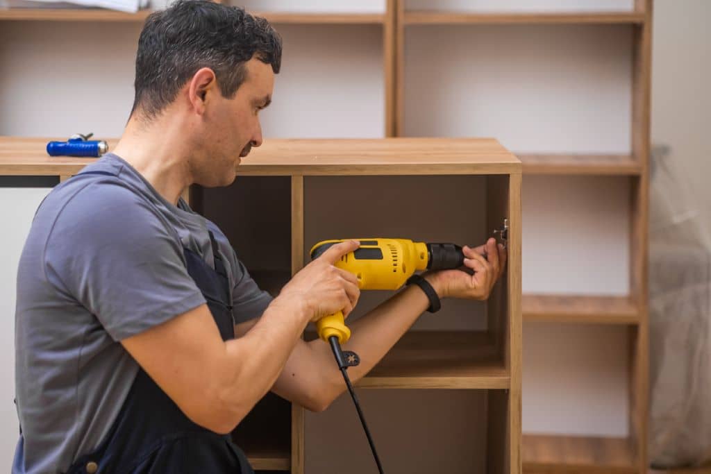 Mueble de carpintería a medida optimizando el espacio en una sala de estar.