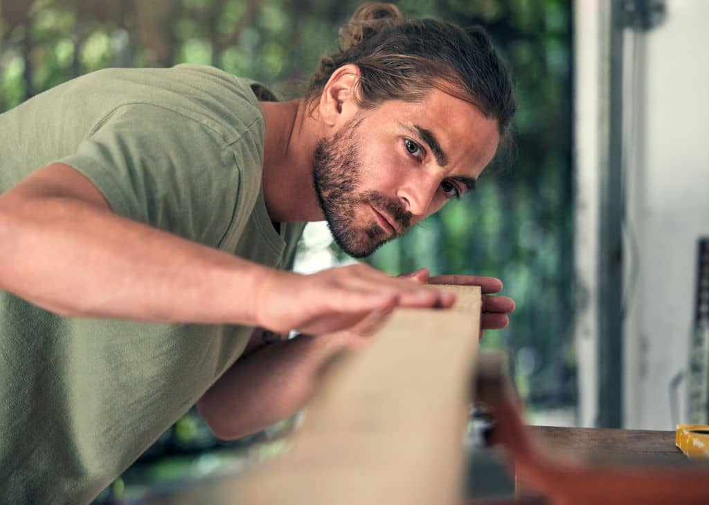 Carpintero trabajando con madera certificada para un proyecto sostenible