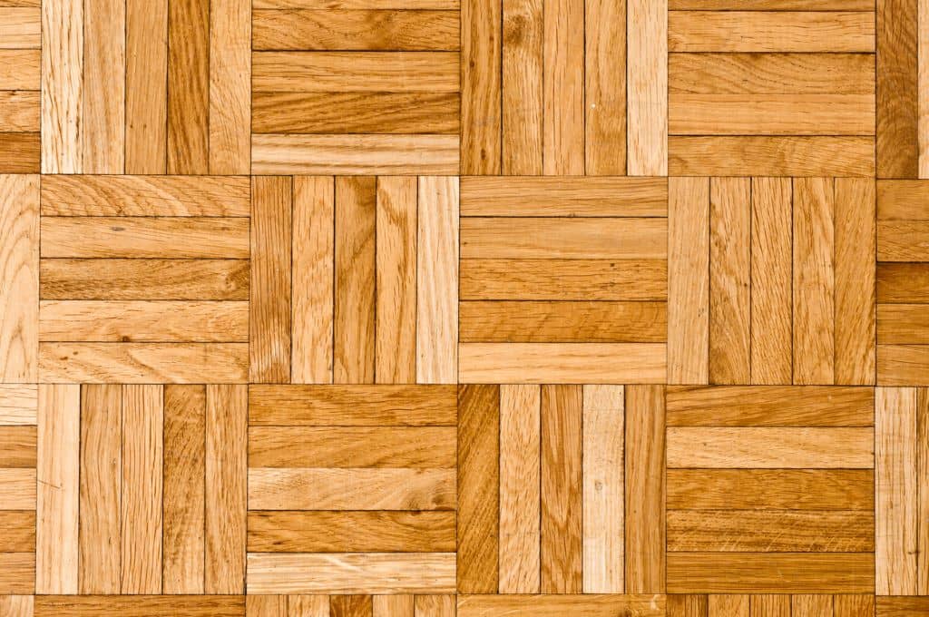 Suelo de parquet de bambú en una sala moderna, destacando su elegancia y textura natural. 