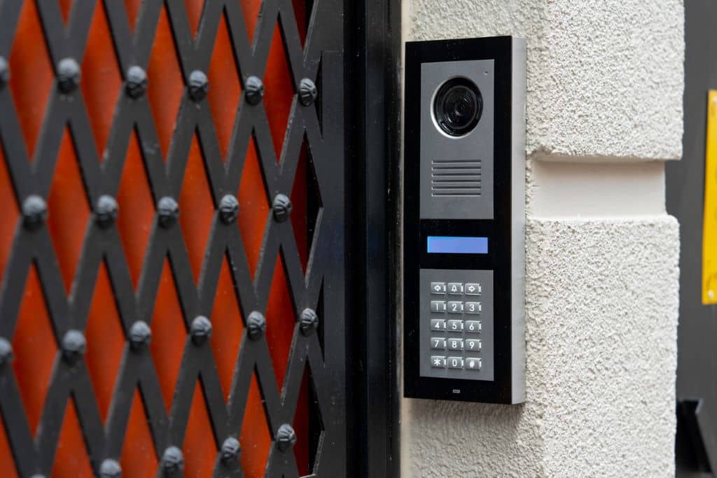Portero automático moderno con cámara de alta resolución y acceso desde un dispositivo móvil. 