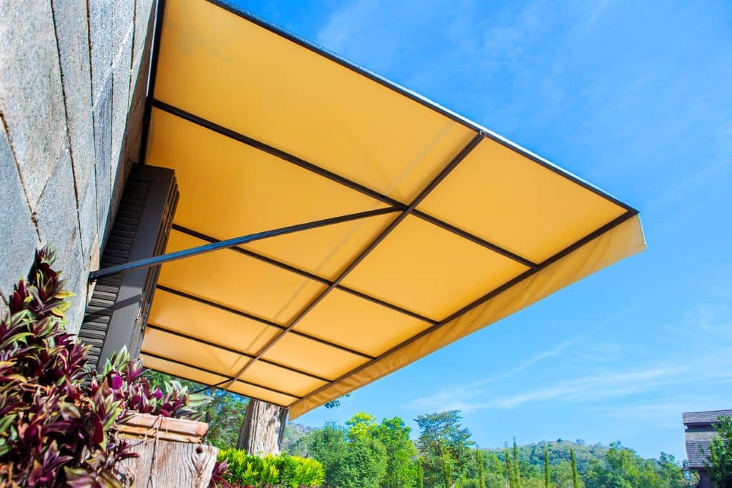 Transforma tu espacio exterior en un lugar acogedor con toldos. Descubre los tipos de toldos y cómo elegir el ideal para disfrutar de la sombra, protección y diseño en tu terraza o jardín. 