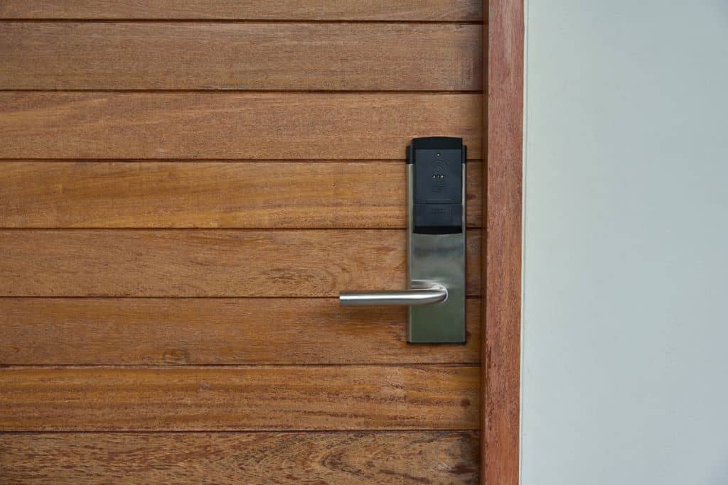 Cerradura de alta seguridad instalada en una puerta de madera, resaltando su diseño y robustez. 