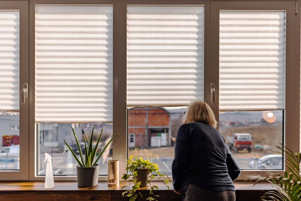 Persianas de PVC blancas en una ventana moderna, limpias y bien mantenidas. 